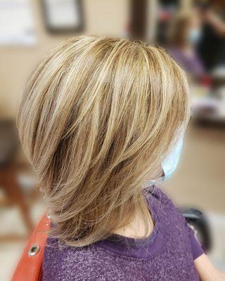 Brond trend (Light brown base with a heavy weave of blonde highlights.)