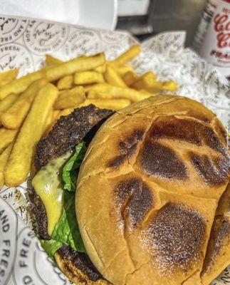 Hamburguer with French Fries