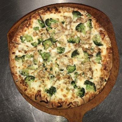 Ultimate Pizza . Alfredo sauce base grilled chicken and broccoli