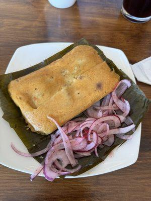 Tamales peruanos con salsa criolla