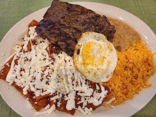 Chilaquiles rojos con huevo y carne