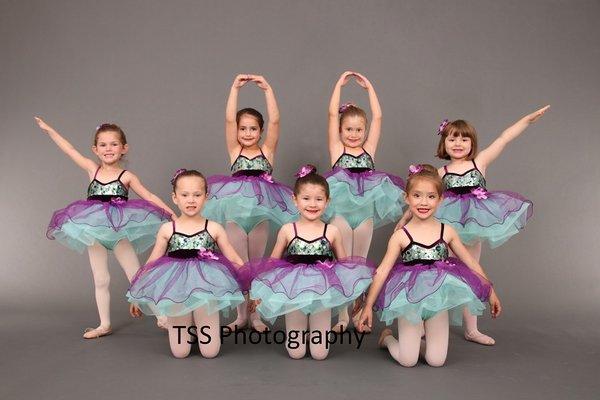 Little Avant dancers