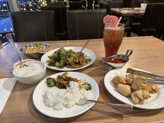 Steamed Chicken with Broccoli, White Rice, Crab Rangoon (8 Pice Cheese Wonton), Home Make Ice Tea