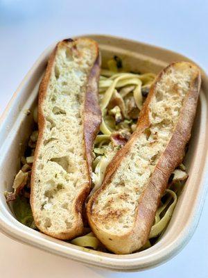 Pesto Carbonara w/ side of garlic bread