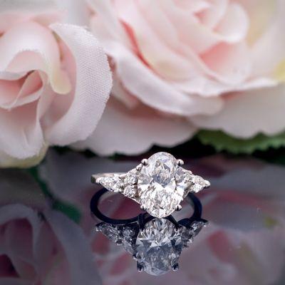 Oval cut diamond engagement ring