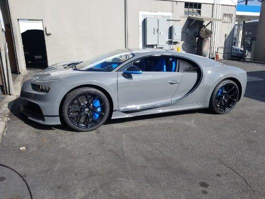 Bugatti Chiron stoped in at Hollywood smog