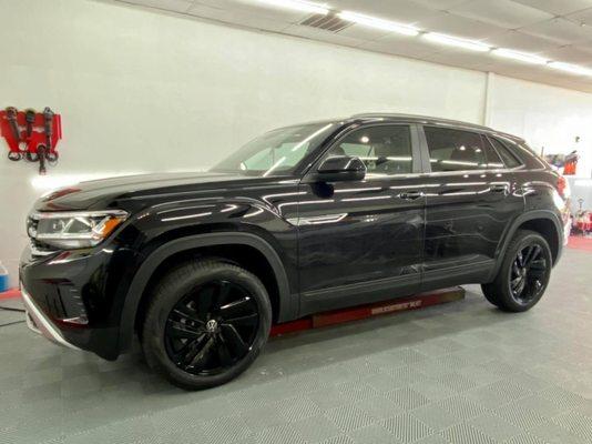 Blacked out wheels to match the color of the car.