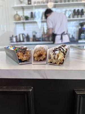 Dulce de leche and Bavarian cream churros with toppings (or not).