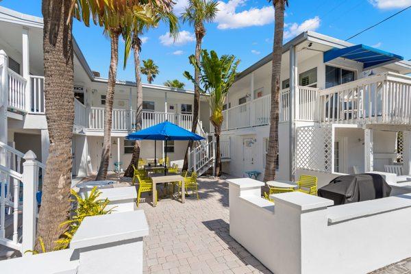 Central, shady courtyard - grill out and meet your fellow guests.