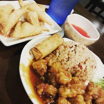 Mmmmmmm, General Tsao's chicken with crab rangoon. All food cooked to order