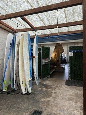 Foyer/Surfboards for rent