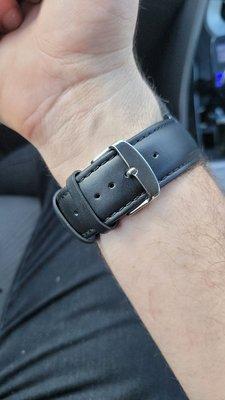 Replaced old metal strap that didnt fir with this really nice black leather one!