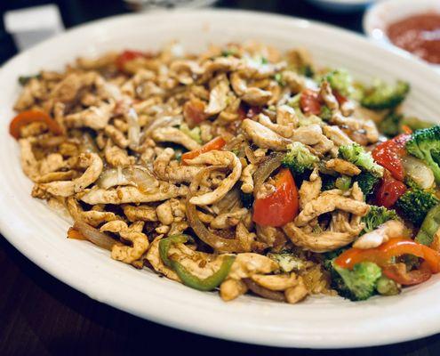 Arroz con Pollo w/ broccoli, peppers , and grilled onions. Served on bed of rice.