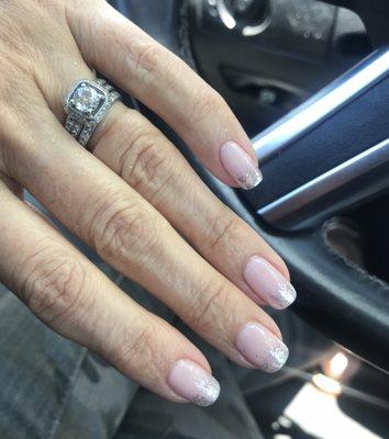 Tammy did this perfect elegant glitter-French gel manicure  which I am in love with !!