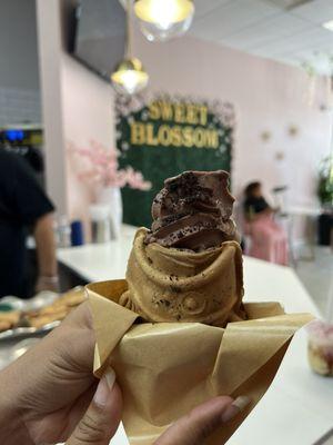 Chocolate taiyaki with Oreo