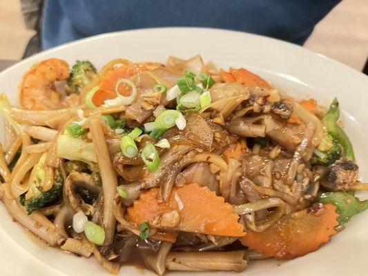 Chili stir fry rice noodles and Thai basil, with ginger, and mixed vegetables. Choice of (chicken, beef, pork or tofu).