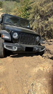 Vehicle stuck in 3-4ft crevice.