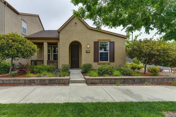 Great Single in New Roseville!