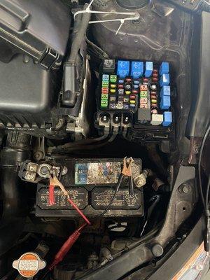 Diagnosed a 2008 Hyundai Elantra. Needed a new alternator and Burnt fuse replaced.