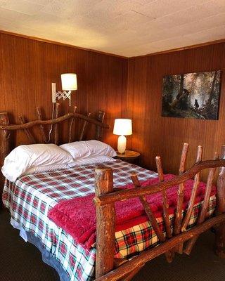 1 queen bed, 1 full bath, and right across the Street from the Great Sacandaga Lake!