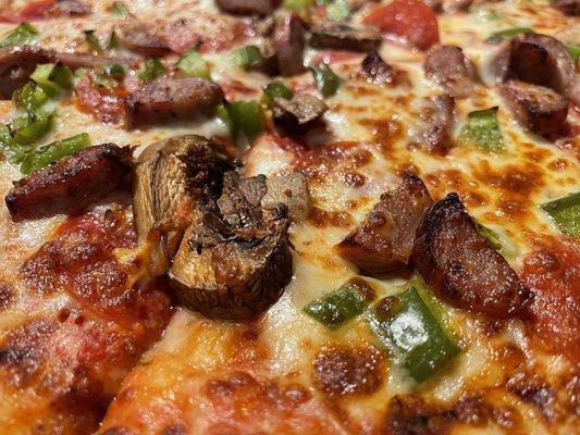 "Moosehead Loaded" pizza w/ sweet Italian sausage pepperoni, green peppers, fresh mushrooms, 3 cheese, no onions