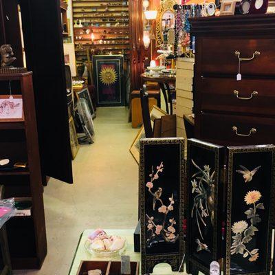 Some Of the best bargains on antiques and vintage items in area. Affordable fine jewelry, outdoor equipment, records, home decor, & art