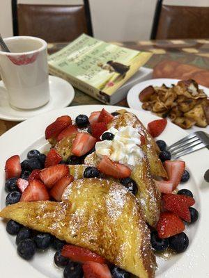 Excellent French Toast & Home Fries! Lis was also incredibly kind :)