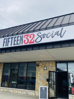 FIFTEEN 32 SOCIAL ! Cool Spot to Watch a Game , See LIVE MUSIC , Eat , Drink , Hang with Friends