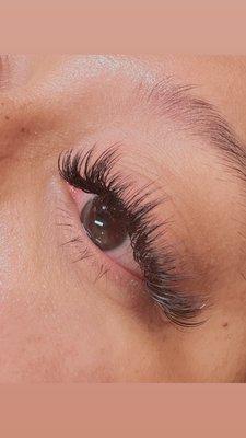 Wispy hybrid lashes