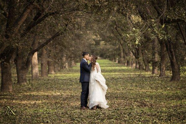 couple kissing during El Paso wedding