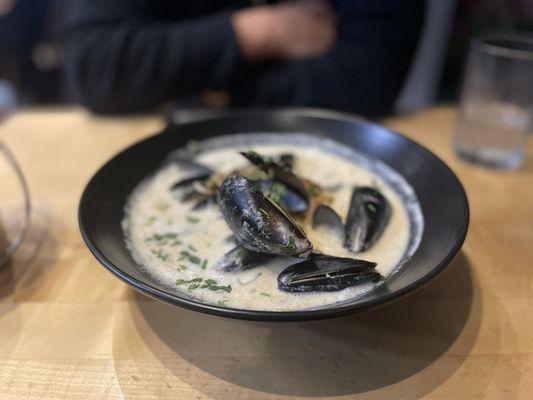 Coconut curry mussels