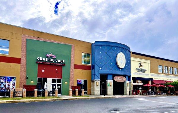 Crab du jour and toro azteca near mall entrance