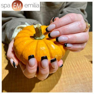 October nail inspiration at Spa Emilia : hard gel with french black tips