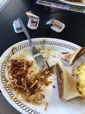 Undercooked Hashbrowns. Under cooked cheese eggs. Cold toast