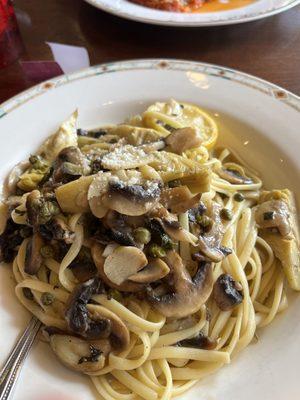 Sicilian style linguine(vegan)(capers, artichokes, mushrooms in a lemon sauce)