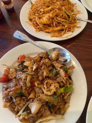 Pad kee mao and pad thai :)