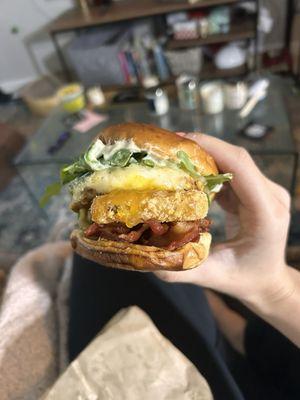 Brioche Eggie w, white cheddar, bacon, hash brown and arugula