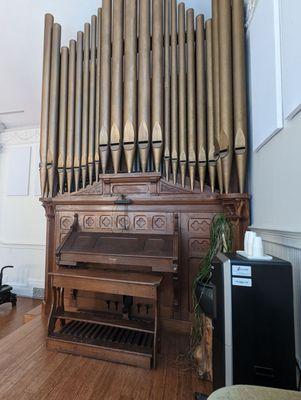 Organ inside the classroom