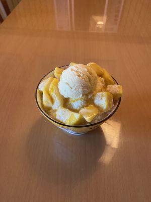 Bingsu (Korean shaved ice with mango)