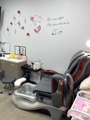 Small, private mail salon, nice, quiet and peaceful.