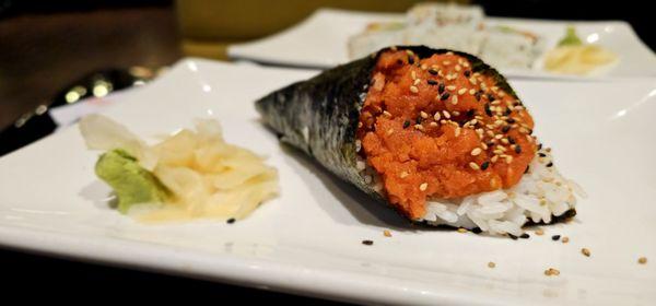 Spicy tuna handroll