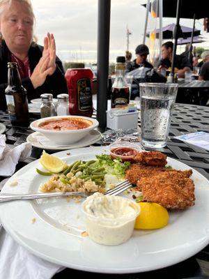 The Captain's plate, fried seafood, left a lot to be desired. The oysters are real low-grade.