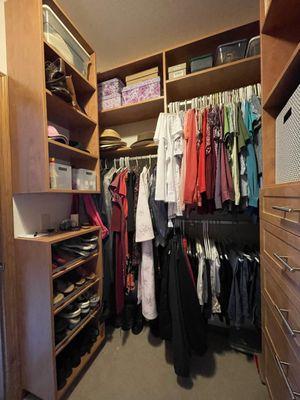 Maximize your wardrobe space with our walk-in closet solution! Elegant design meets storage efficiency. Upgrade to organized luxury.