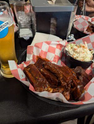 Rib sandwich with coleslaw