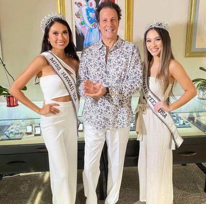 Miss Hawaii USA and Miss Hawaii TEEN USA 2021 receiving their prizes!