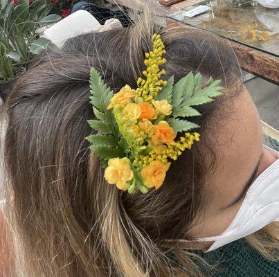 Design your hairband with real flowers #flowerhairband #bridehairband #floralworkshop