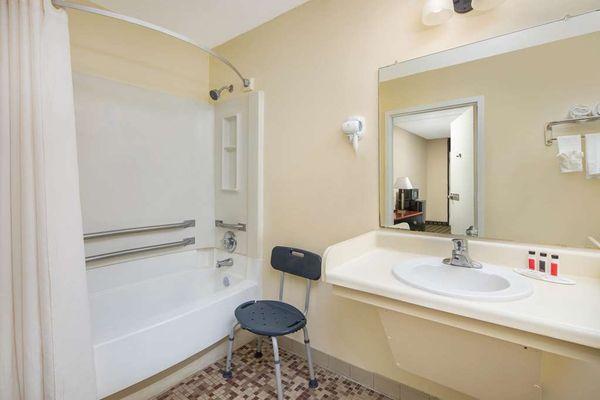 Guest room bath