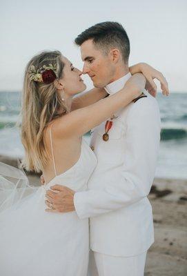 ROSE COLOURED wedding flowers at Hillsboro Inlet Lighthouse. Photo: Chelsea Erwin Weddings