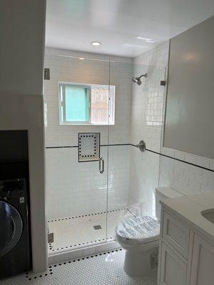 Inline frameless shower enclosure