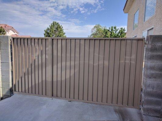 New gate, solid screen